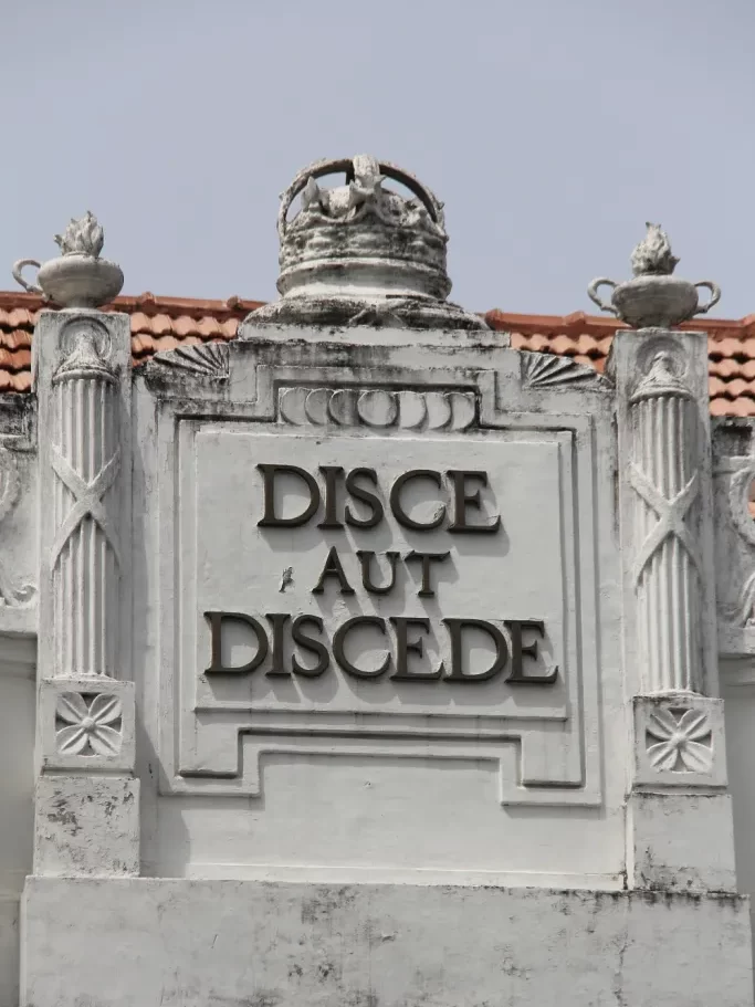 Royal College Monument - Disce Aut Discede